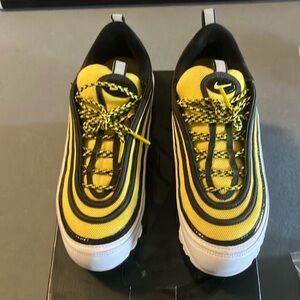 Air max plus/97 Nike Black and Yellow Athletic Shoes